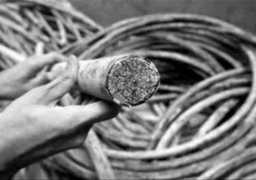 兩名老人盜割電纜致46口油井停產(chǎn) 敬老院內(nèi)被捕 兩名老人盜割電纜致46口油井停產(chǎn) 敬老院內(nèi)被捕